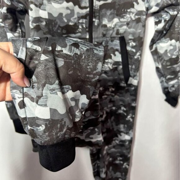 O’Neill boys one piece pajama onsie. Size XS. (6/7). Excellent condition. - Picture 7 of 11